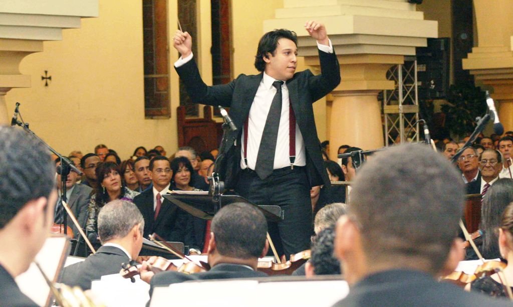 El Maestro Santy Rodríguez dirige la Orquesta Filarmónica del Cibao